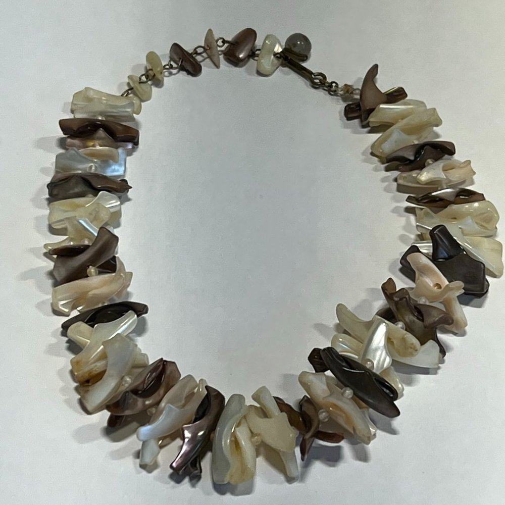 ANTIQUE  ART DECO 1930's Mother Of Pearl Graduated Shard Necklace Checker